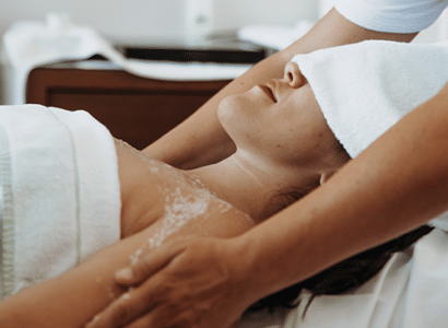 Frau kann bei einer entspannenden Massage so richtig abschalten.
