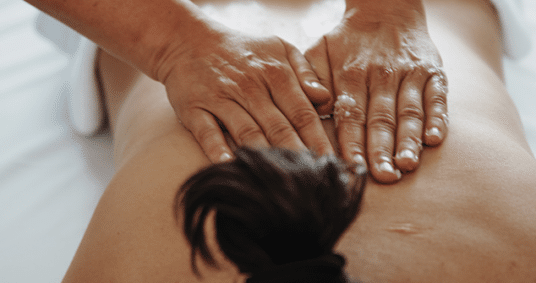Frau wird bei Nackenschulter Massage massiert.