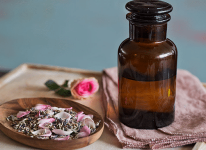 Eine Auswahl an Blumen und Oelen fuer Aromatherapie.