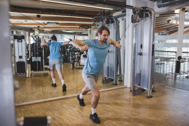 Mann macht Cable Flies in der Therme Wien Fitness.
