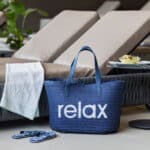 Relax lounge ausstattung mit Badetasche, Handtuch, Snacks und FlipFlops