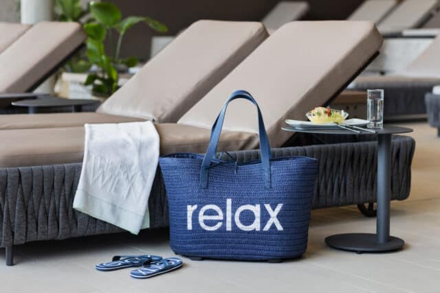 Relax lounge ausstattung mit Badetasche, Handtuch, Snacks und FlipFlops