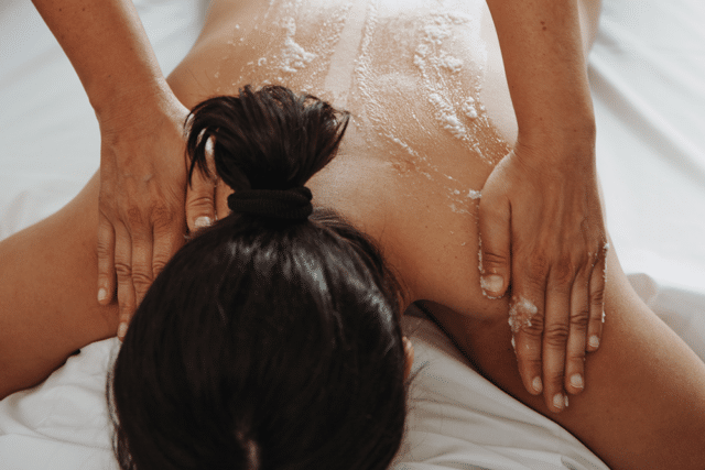 Frau wird bei Nackenschulter Massage 25 Minuten massiert mit Peeling