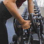 Frau trainiert mit freien Gewichten im Fitnessbereich der Therme Wien