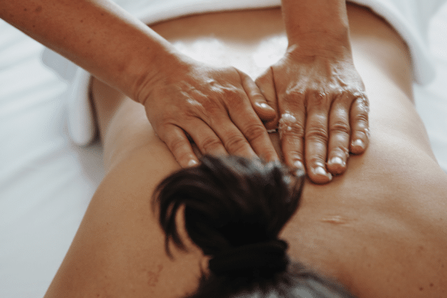 Frau wird bei Nackenschulter Massage 25 Minuten massiert