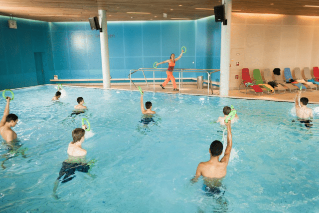 Schulklasse bei der Aquagymnastik in der Therme Wien.