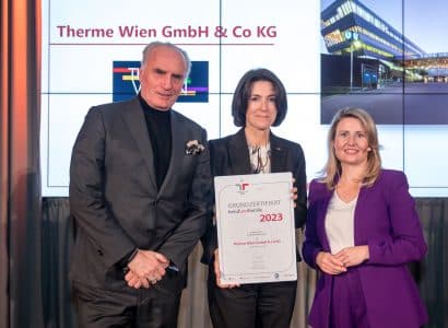 Das Team der Therme Wien haelt das Zertifikat Berfuf und Familie in die Kamera
